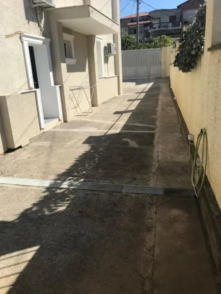 Tirane, jepet me qera apartament 1+1+Ballkon Kati 1, 70 m² 400 € (ALI DEMI)