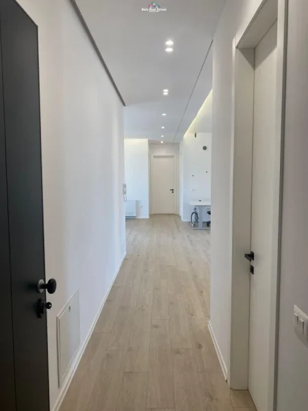 Tirane, jepet me qera zyre Kati 9, 140 m² 1.600 € (qender)