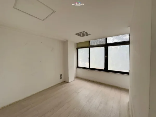 Tirane, jepet me qera zyre Kati 2, 140 m² 1.700 € (stacioni i trenit)
