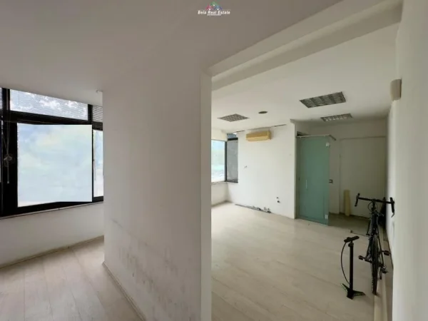 Tirane, jepet me qera zyre Kati 2, 140 m² 1.700 € (stacioni i trenit)