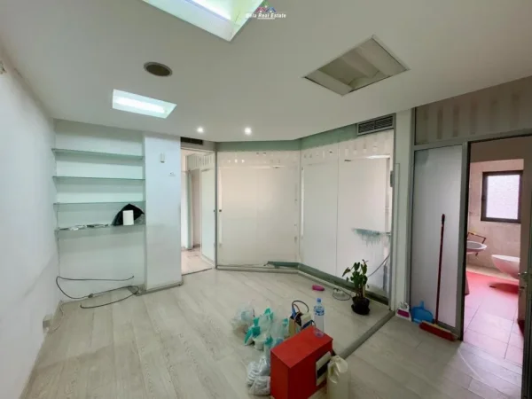 Tirane, jepet me qera zyre Kati 2, 140 m² 1.700 € (stacioni i trenit)