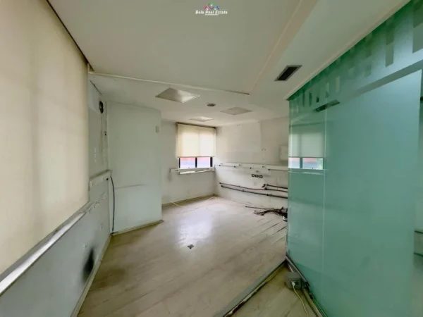 Tirane, jepet me qera zyre Kati 2, 140 m² 1.700 € (stacioni i trenit)