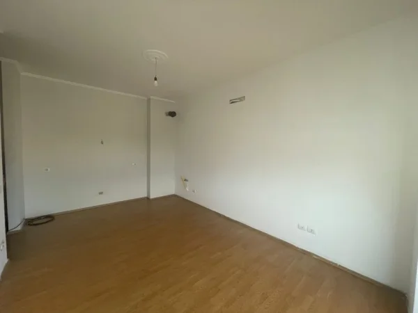 Tirane, jepet me qera zyre Kati 8, 72 m² 500 € (21 dhjetori)