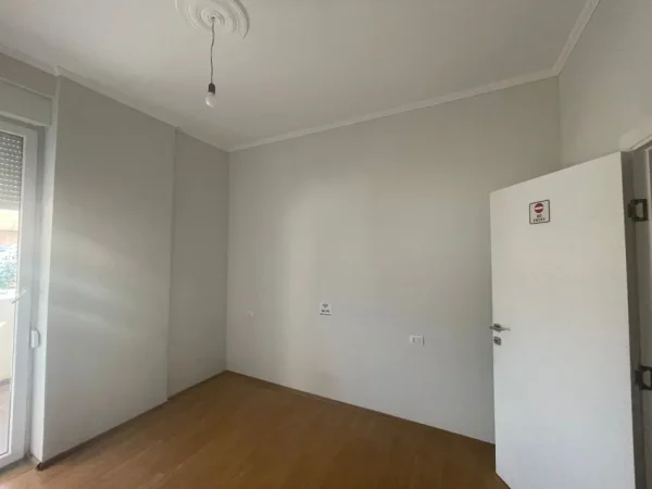 Tirane, jepet me qera zyre Kati 8, 72 m² 500 € (21 dhjetori)