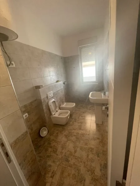Tirane, jepet me qera zyre Kati 8, 72 m² 500 € (21 dhjetori)