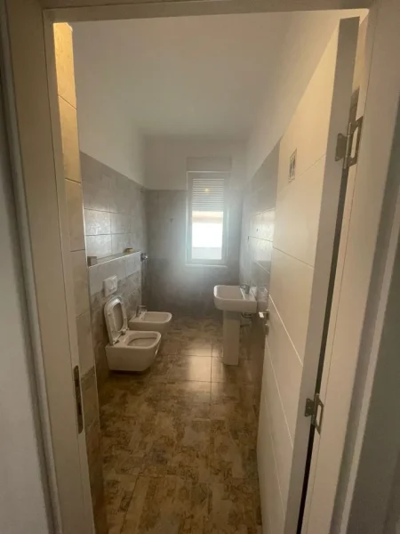 Tirane, jepet me qera zyre Kati 8, 72 m² 500 € (21 dhjetori)