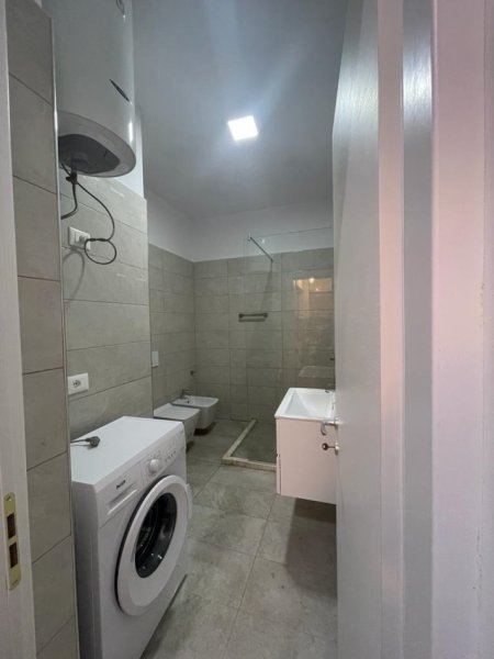 Tirane, jepet me qera apartament 1+1 Kati 10, 70 m² 400 € (Rruga tre deshmoret)