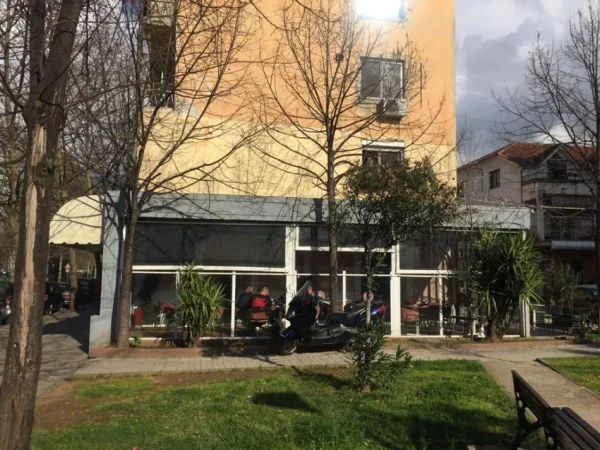 Tirane, jepet me qera lokal Kati 0, 100 m² 2.000 € (bb.curri)