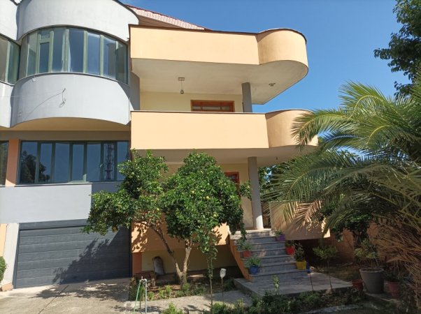 Tirane, jepet me qera shtepi 2 kat,3+1+Aneks+Ballkon , 220 m² (Sheshi Shqiponja, prane AMC, 1000 €)