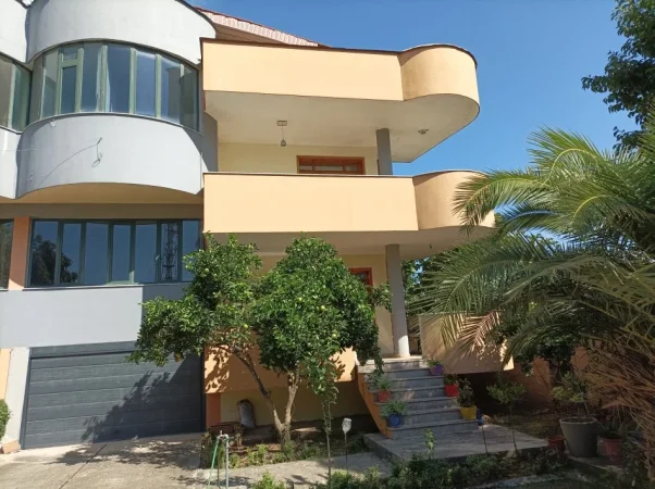 Tirane, jepet me qera shtepi 2 kat,3+1+Aneks+Ballkon , 220 m² (Sheshi Shqiponja, prane AMC, 1000 €)