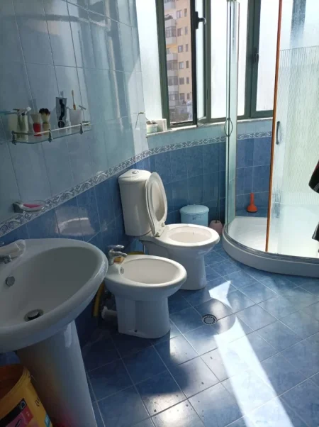 Tirane, jap me qera shtepi 2 Katshe , 220 m² 1.000 €