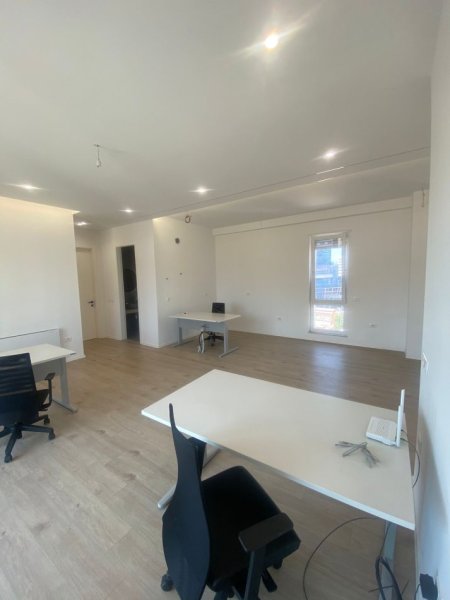 Tirane, jepet me qera zyre Kati 8, 140 m² 1.600 € (Selvia)