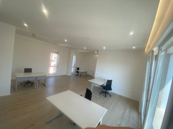 Tirane, jepet me qera zyre Kati 8, 140 m² 1.600 € (Selvia)