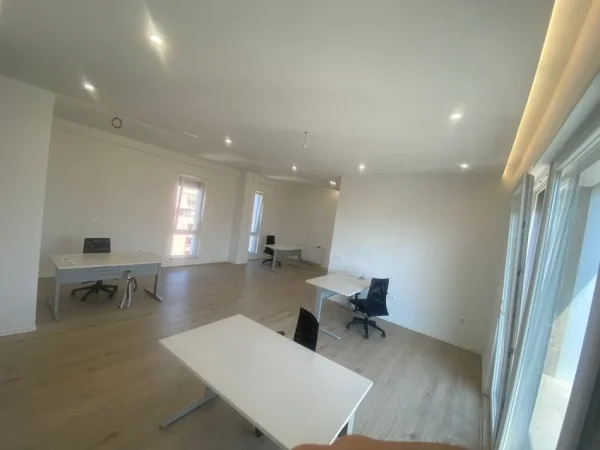 Tirane, jepet me qera zyre Kati 8, 140 m² 1.600 € (Selvia)