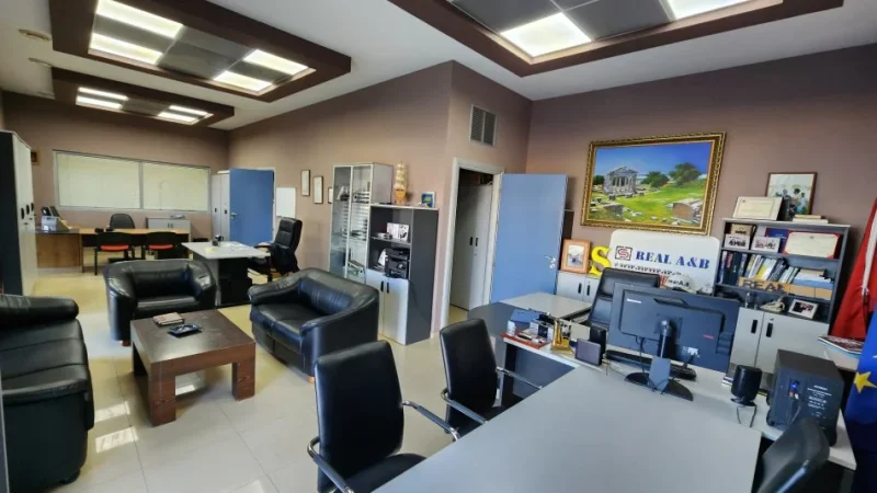 Lushnje, shes magazine Kati 0, 12.000 m² (1.2 km Nga qendra Qyteti Lushnje Prane Rrethrrotullimi Te Plasmasit)