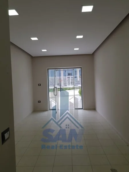 Lushnje, shes dyqan Kati 0, 34 m² 49.000 € (Sheshi Shqiponja prane Muzeut dhe Shtepise se Kongresit)