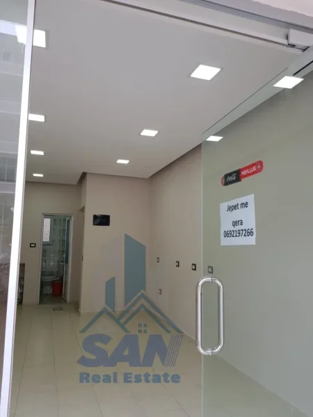 Lushnje, shes dyqan Kati 0, 34 m² 49.000 € (Sheshi Shqiponja prane Muzeut dhe Shtepise se Kongresit)