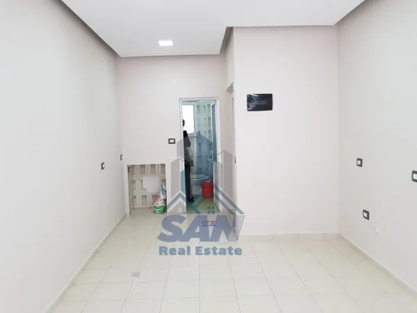 Lushnje, shes dyqan Kati 0, 34 m² 49.000 € (Sheshi Shqiponja prane Muzeut dhe Shtepise se Kongresit)