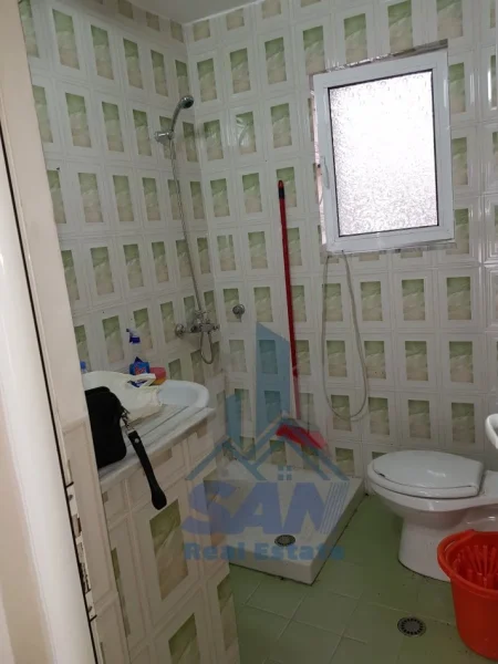 Lushnje, shes dyqan Kati 0, 34 m² 49.000 € (Sheshi Shqiponja prane Muzeut dhe Shtepise se Kongresit)