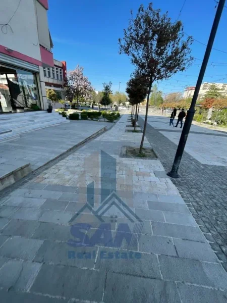 Lushnje, shes dyqan Kati 0, 34 m² 49.000 € (Sheshi Shqiponja prane Muzeut dhe Shtepise se Kongresit)