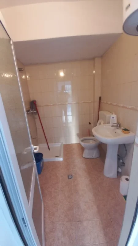 Tirane, jepet me qera ambjent biznesi Kati 1, 45 m² 800 € (sheshi willson)