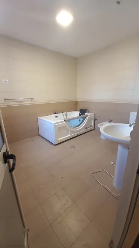 Tirane, jepet me qera apartament duplex 3+1 Kati 10, 150 m² (komuna e parisit)
