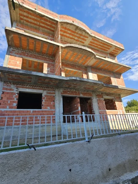 Durres, shitet shtepi 3 Katshe Kati 4, 575 m² 27.000.000 LEKE