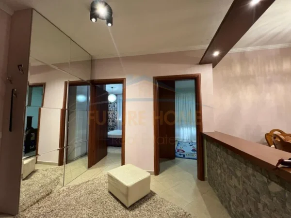Tirane, jepet me qera apartament 2+1 Kati 8, 120 m² 550 € (Unaza e Re)