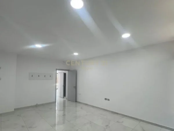 𝐓𝐢𝐫𝐚𝐧𝐞, 𝐣𝐞𝐩𝐞𝐭 𝐦𝐞 𝐪𝐞𝐫𝐚 𝐚𝐦𝐛𝐣𝐞𝐧𝐭 𝐛𝐢𝐳𝐧𝐞𝐬𝐢 𝐊𝐚𝐭𝐢 𝟐, 𝟏𝟔𝟓 𝐦² 𝟏.𝟓𝟎𝟎 € (𝐑𝐫𝐮𝐠𝐚 𝐞 𝐃𝐢𝐛𝐫ë𝐬)