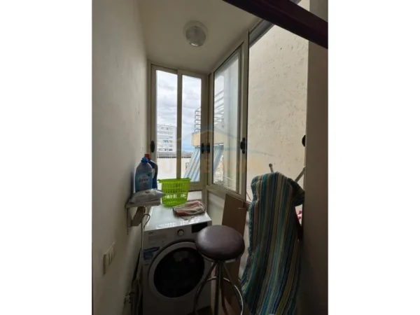 Tirane, jepet me qera apartament 2+1+Ballkon Kati 4, 700 € (rruga egnatia)