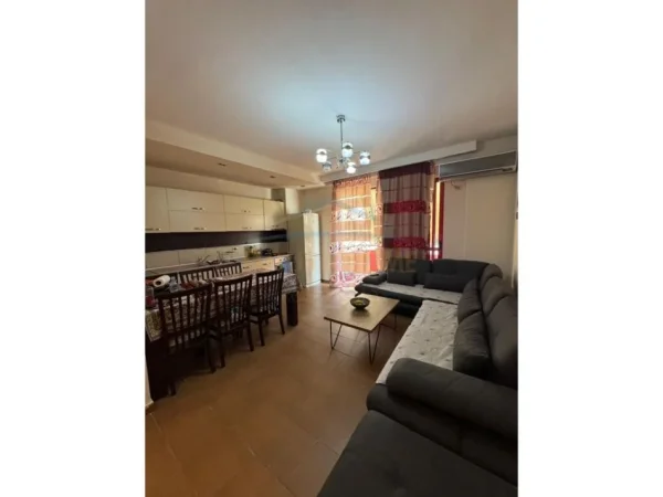 Tirane, jepet me qera apartament 2+1+Ballkon Kati 4, 700 € (rruga egnatia)
