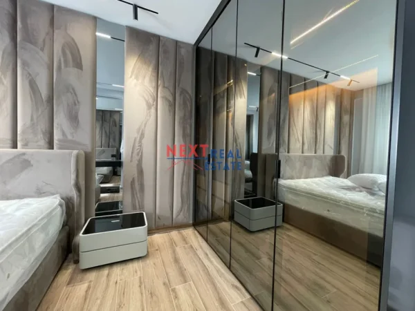 Vlore, jepet me qera apartament 2+1+Ballkon , 700 € (LUNGOMARE)