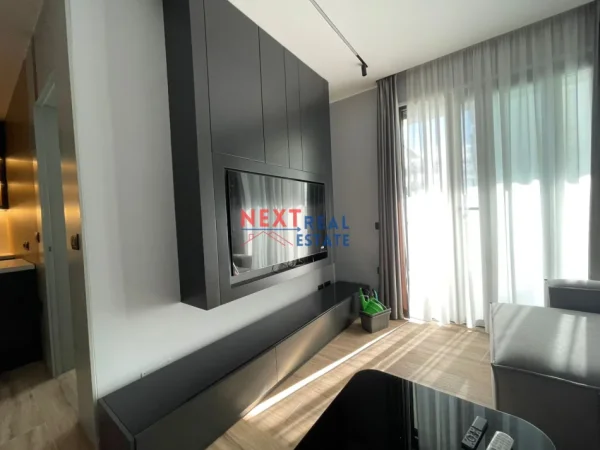 Vlore, jepet me qera apartament 2+1+Ballkon , 700 € (LUNGOMARE)