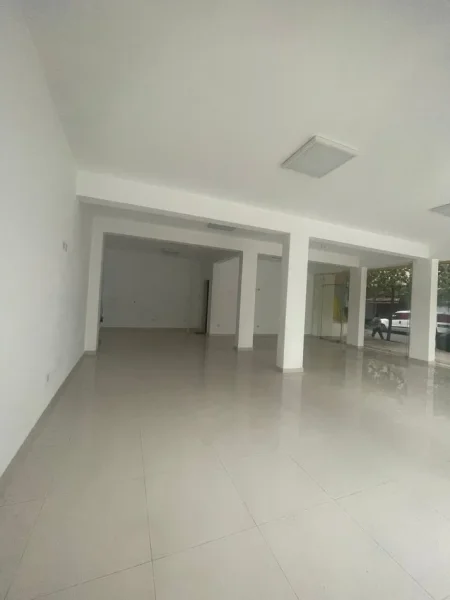 Tirane, jepet me qera Kati 0, 228 m² 2.000 € (Don Bosko)