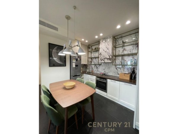 Tirane, jepet me qera apartament 2+1 Kati 1, 98 m² 800 € (rruga ura)