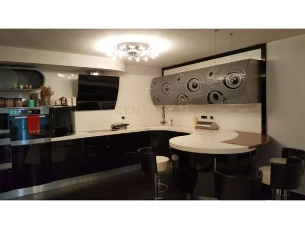 Tirane, jepet me qera apartament 3+1 Kati 2, 2.500 € (bllok)