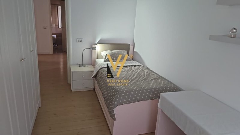 Tirane, jepet me qera apartament 3+1+Ballkon Kati 2, 132 m² 950 € (RRUGA E KAVAJES)