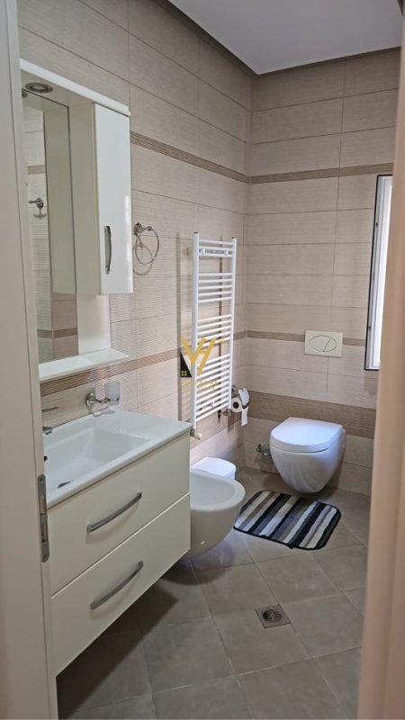 Tirane, jepet me qera apartament 3+1+Ballkon Kati 2, 132 m² 950 € (RRUGA E KAVAJES)