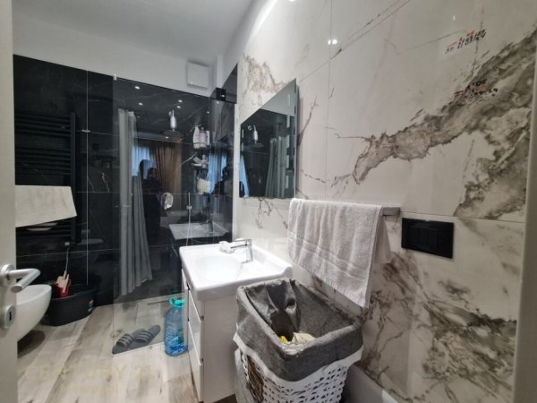 Tirane, jepet me qera apartament 2+1 Kati 3, 120 m² 1.600 € (teg)