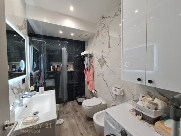 Tirane, jepet me qera apartament 2+1 Kati 3, 120 m² 1.600 € (teg)