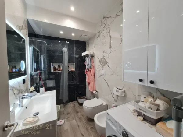 Tirane, jepet me qera apartament 2+1 Kati 3, 120 m² 1.600 € (teg)