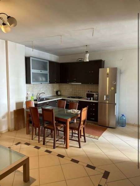 Tirane, jepet me qera apartament 2+1+Ballkon Kati 2, 100 m² 600 € (Selvia)