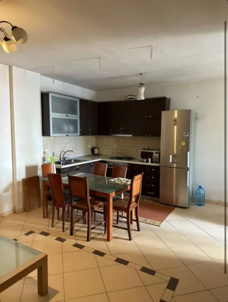 Tirane, jepet me qera apartament 2+1+Ballkon Kati 2, 100 m² 600 € (Selvia)