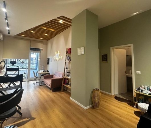 Tirane, jepet me qera dyqan Kati 0, 75 m² 700 € (21 DHJETORI)