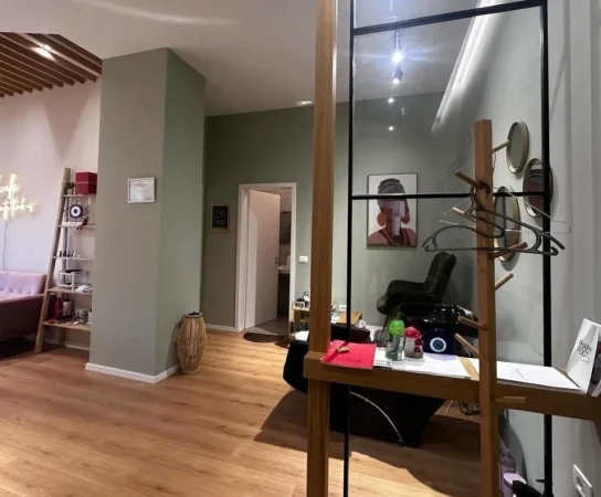 Tirane, jepet me qera dyqan Kati 0, 75 m² 700 € (21 DHJETORI)