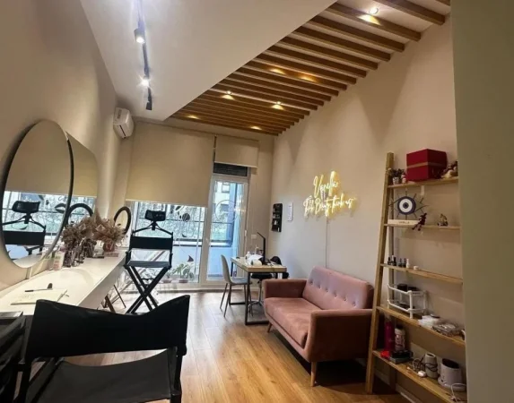 Tirane, jepet me qera dyqan Kati 0, 75 m² 700 € (21 DHJETORI)