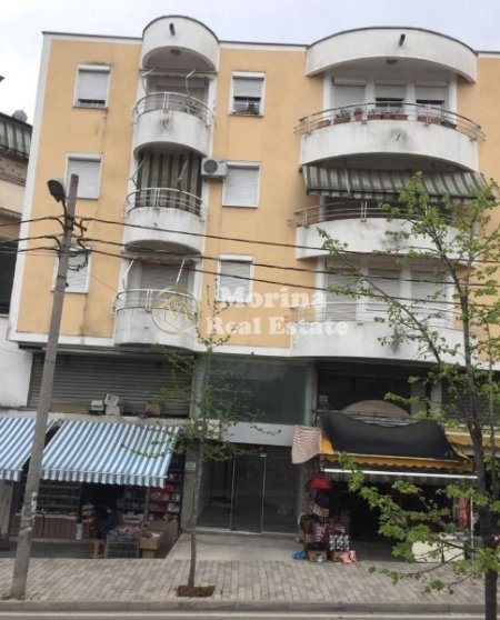 Tirane, shitet dyqan Kati 0, 54 m² 250.000 € (Pran Tregut te Medreses)