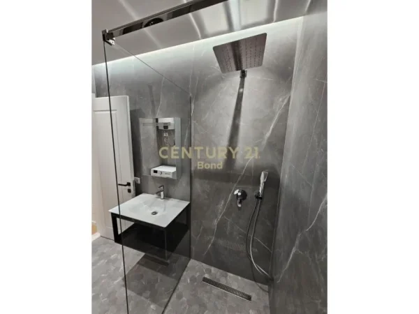 𝐓𝐢𝐫𝐚𝐧𝐞, 𝐣𝐞𝐩𝐞𝐭 𝐦𝐞 𝐪𝐞𝐫𝐚 𝐚𝐩𝐚𝐫𝐭𝐚𝐦𝐞𝐧𝐭 𝟐+𝟏 𝐊𝐚𝐭𝐢 𝟖, 𝟏𝟎𝟎 𝐦² 𝟖𝟎𝟎 € (𝐊𝐨𝐦𝐩𝐥𝐞𝐤𝐬𝐢 𝐃𝐚𝐫𝐥𝐢𝐧𝐠, 𝐀𝐥𝐢 𝐃𝐞𝐦𝐢)