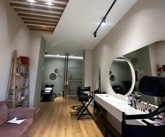 Tirane, jepet me qera ambjent biznesi Kati 0, 75 m² 700 € (FORSINA PLAKU)
