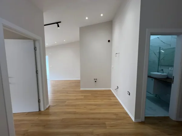 Durres, shitet apartament 1+1+Ballkon Kati 8, 68 m² 90.000 € (Rruga Pavaresia)
